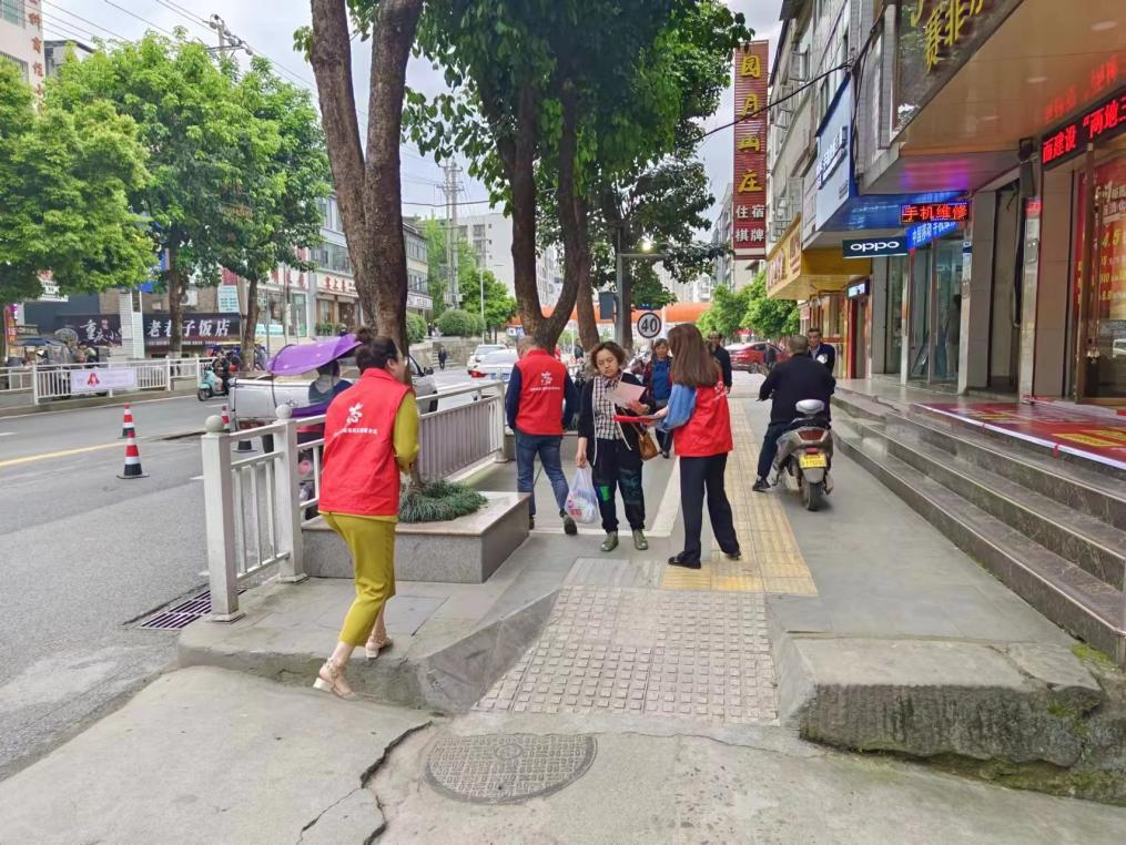 巴中市秦巴農(nóng)業(yè)融資擔(dān)保股份有限公司開展“創(chuàng)建文明城市，傳遞文明理念”主題創(chuàng)文宣傳活動